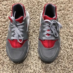 Mike huarache size 7 youth or 8.5 in women
